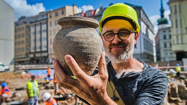 Archeolog s historickm artefaktem, nalezenm v Brn pi vzkumu bhem stavby...