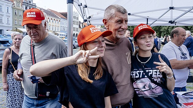 Setkání Andreje Babi�e s voli�i na Litom��icku, kde m�l ve st�edu dev�t...