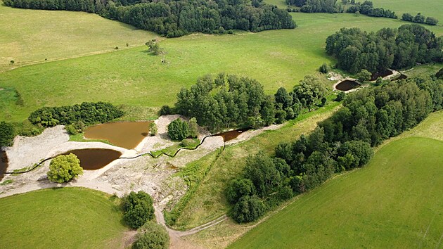 Meandrujc koryta Hjnickho potoka na Bruntlsku v Moravskoslezskm kraji