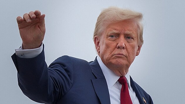 Americk prezident Donald Trump nastupuje do letadla Air Force One. (1. srpna 2025)