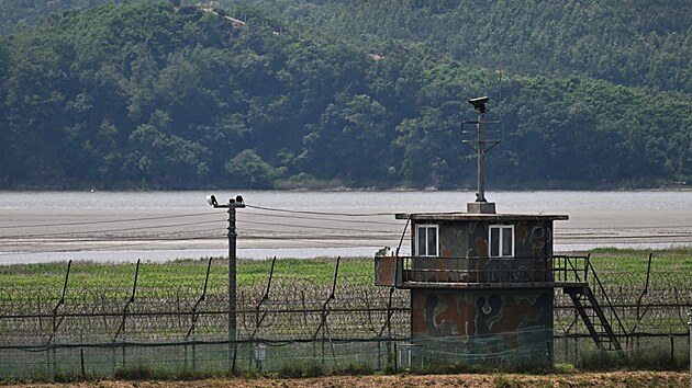 Jihokorejsk� str�n� v� na hranici se Severn� Koreou, odd�len� �ekou Imd�in (5. �ervna 2025)