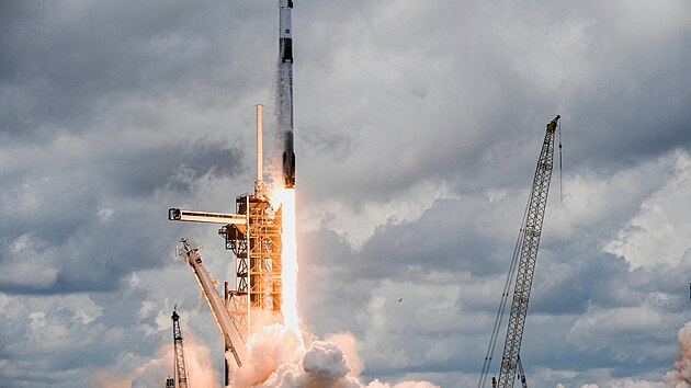 Raketa SpaceX startuje z komplexu v Cape Canaveral na Florid� na Mezin�rodn� vesm�rnou stanici. (1. srpna 2025)
