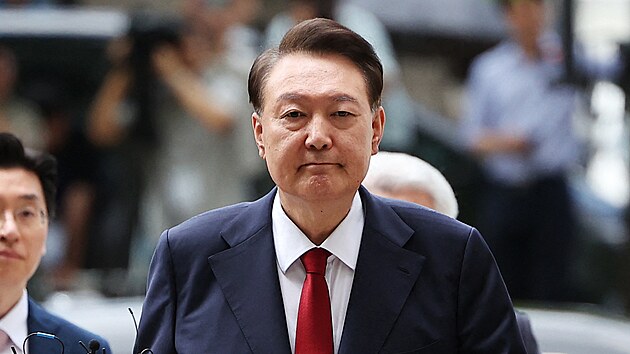 B�val� jihokorejsk� prezident Jun Sok-jol p�ich�z� k soudu v Soulu. (9. �ervence 2025)