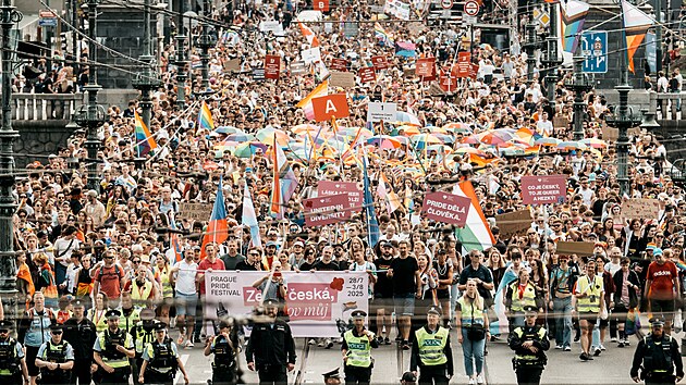 Prahou proel duhov prchod v rmci festivalu Prague Pride. astnily se ho destky tisc lid. (2. srpna 2025)
