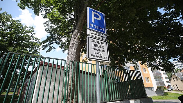 Neznm pachatel po obvodu naezal pilou kmen stoletho javoru.