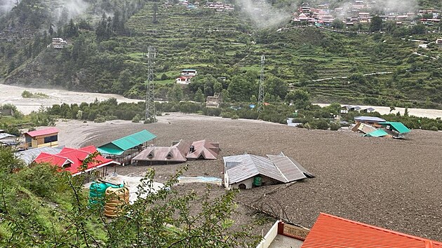 P��valov� povodn� a proud bahna smetly vesnici v severoindick�m him�lajsk�m st�t� Uttar�khand. (5. srpna 2025)