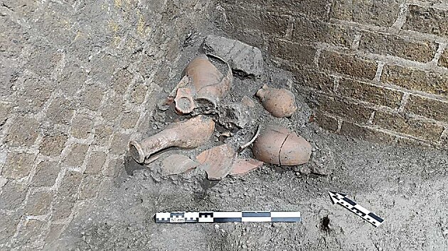 Archeologov� objevili nov� d�kazy, �e se lid� po ni�iv� erupci Vesuvu do Pompej� vr�tili a m�sto bylo znovu provizorn� obydleno. (7. srpna 2025)