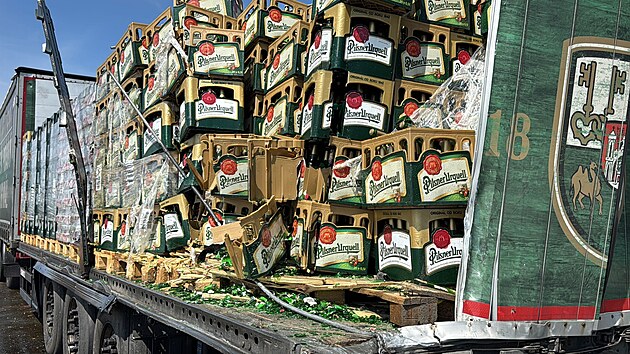 Ped Prahou na dlnici D1 dolo k dopravn nehod dvou kamion, z jednoho vypadl nklad s pivem. (7. srpna 2025)