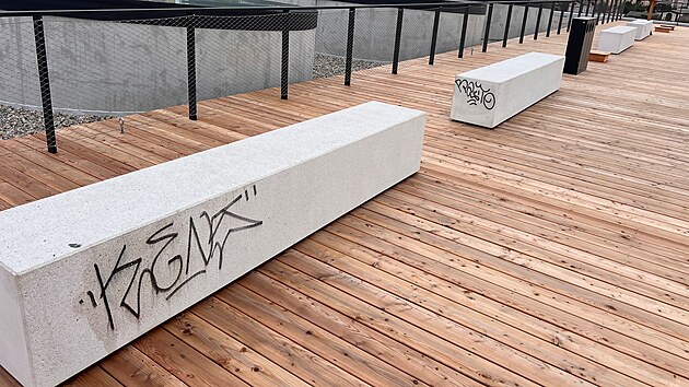 Laviky na terase nov budovy Ndra Bubny jsou jen nkolik dn po zprovoznn trati pomran.