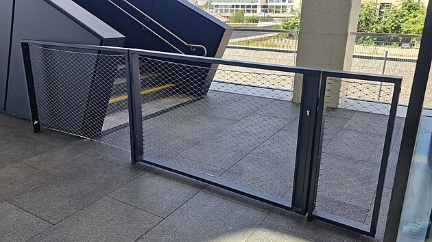 Ohranien schod vedoucch na stechu nov budovy Ndra Bubny. (5. srpna 2025)