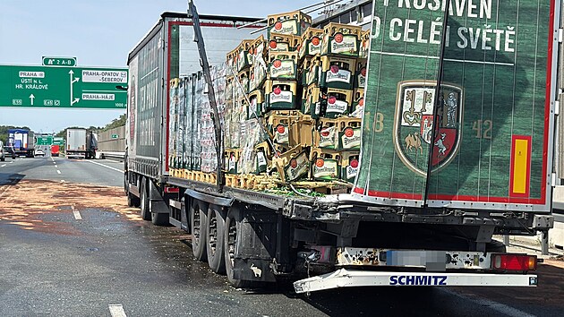 Ped Prahou na dlnici D1 dolo k dopravn nehod dvou kamion, z jednoho vypadl nklad s pivem. (7. srpna 2025)