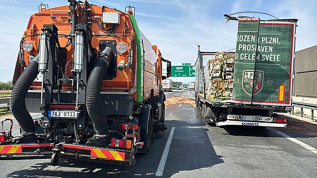 Ped Prahou na dlnici D1 dolo k dopravn nehod dvou kamion, z jednoho vypadl nklad s pivem. (7. srpna 2025)