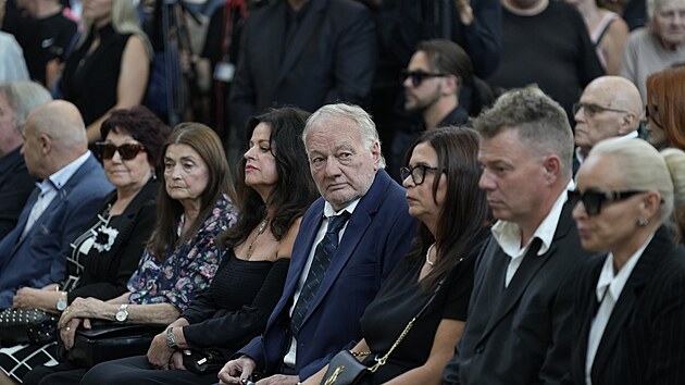 Lou�en� s Ji��m Krampolem. Na sn�mku herec Lud�k Sobota, Milu�ka Voborn�kov� a dal��, v�etn� po�adatele poh�bu Tom�e Zaj�ce alias Tenisko�routa, kte�� usedli v prvn� �ad� (8. srpna 2025)