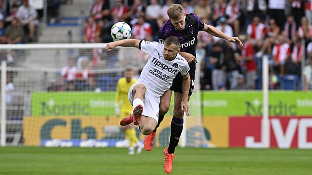 Hlavi�kov� souboj v utk�n� Slov�cka se Slavi�.