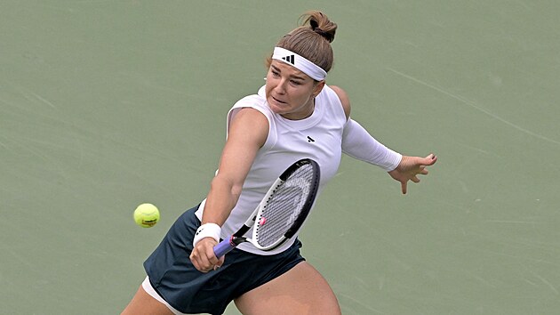 Karolína Muchová dobíhá míek v osmifinále montrealského turnaje.