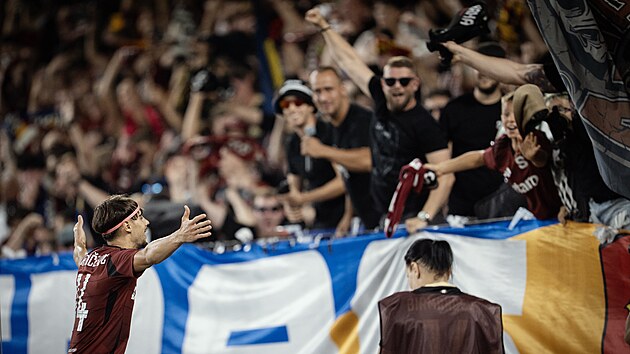 Veljko Birmančevič slaví gól se sparťanskými fanoušky.
