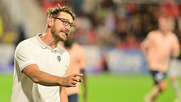 Pardubice teknik direktörü David Střihavka, Sparta ile bir düellodaki oyunculara talimat verir.