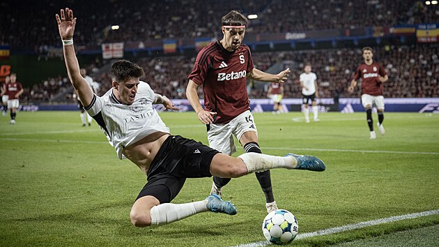 Veljko Birmančevič a Joao Querios bojují o míč.