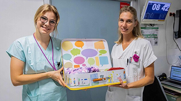 1. srpna 2025 nkdo odloil do babyboxu ve zlnsk nemocnici novorozenou holiku. Dostala jmno Daniela. Z boxu ji vyzvedla (zprava) lkaka Ludmila Vpenkov a sestika Elika Peliknov z Novorozeneck JIP. (srpen 2025)