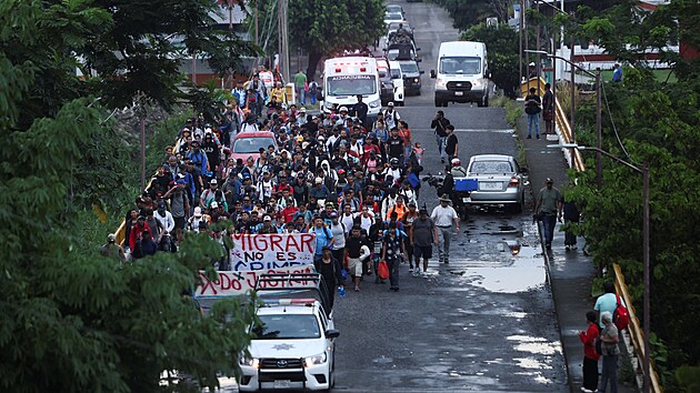 Z mexického m�sta Tapachula na jihu zem� vy�el pochod p�ibli�n� 300 migrant�,...