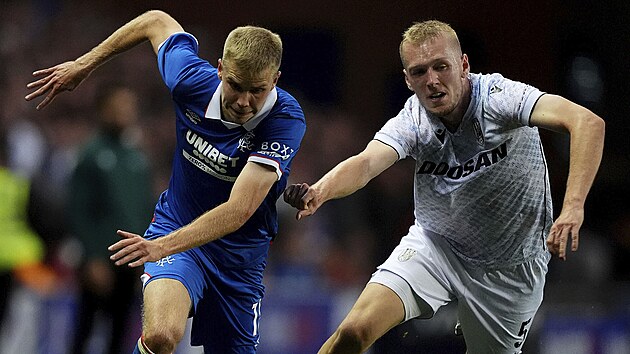 Oliver Antman z Rangers uniká plze�skému Karlu Spá�ilovi.
