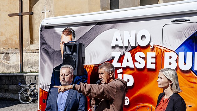 Setk�n� Andreje Babi�e s voli�i na Litom��icku, kde m�l ve st�edu dev�t zast�vek. (6. srpna 2025)