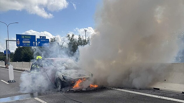 K ho�ícímu automobilu na pr�tahu Libercem vyjí�d�li v pond�lí 4. srpna 2025 odpoledne hasi�i.