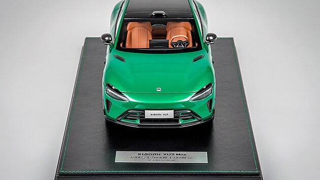 Sb�ratelsk� model elektromobilu Xiaomi YU7 v m���ku 1:18