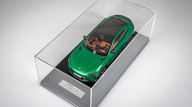 Sb�ratelsk� model elektromobilu Xiaomi YU7 v m���ku 1:18