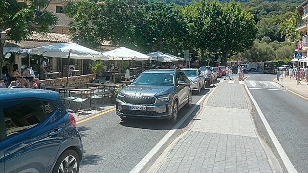 Nekone�n� proudy aut v m�ste�ku Valldemossa. Naj�t m�sto k zaparkov�n� je doslova nemo�n�.