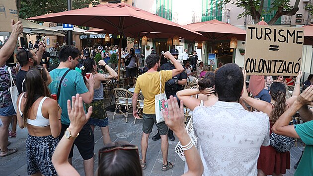 Demonstranti v hlavn�m m�st� ostrova Mallorca pos�laj� turisty dom�.
