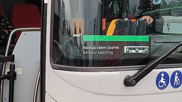 Cestujc mohou nov do pmstskch autobus nastupovat vemi dvemi. (1. srpna 2025)