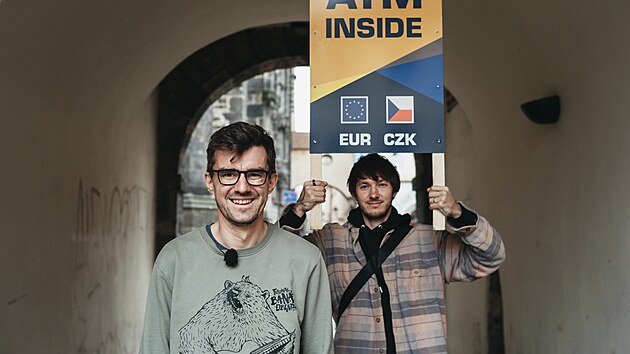 Janek Rube (vlevo) a Jan Mikulka z kanlu Kluci z Prahy upozoruj na turistick pasti v hlavnm mst.