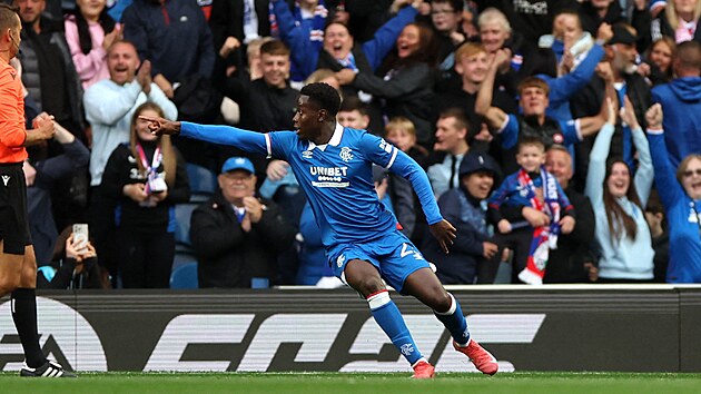 Djeidi Gassama z Rangers se raduje z prvn�ho g�lu proti Plzni