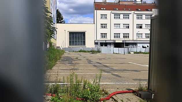 Uzaven parkovit na ulici Skoepka pobl centra Brna. Ml by se tady stavt parkovac dm, nic se ale nedje. (6. srpna 2025)