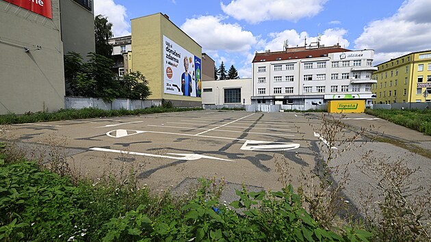 Uzaven parkovit na ulici Skoepka pobl centra Brna. Ml by se tady stavt parkovac dm, nic se ale nedje. (6. srpna 2025)