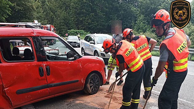 V Buchlovskch kopcch skonil minul vkend auto pevrcen na bok, mlad rodin pomhal ven strnk z Brna, kter kolem projdl na dovolenou. (26. ervence 2025)