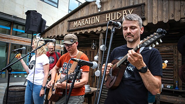 Kapela Monop�l zahr�la na happeningu k des�t�mu ro�n�ku hudebn�ho festivalu Maraton hudby Brno (4. �ervna 2025)