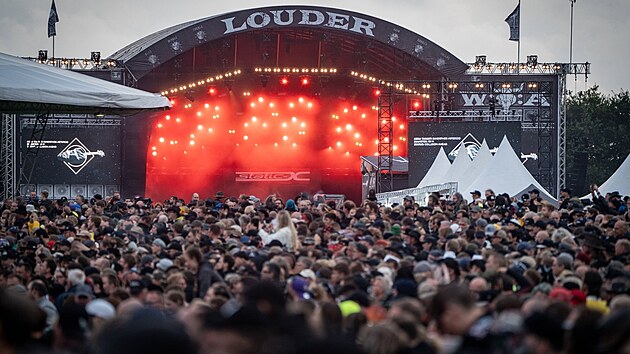 I pes nepze poas pily na festival Wacken Open Air desetitisce lid (31. ervence 2025)
