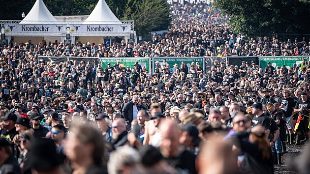 I pes nepze poas pily na festival Wacken Open Air desetitisce lid (31. ervence 2025)