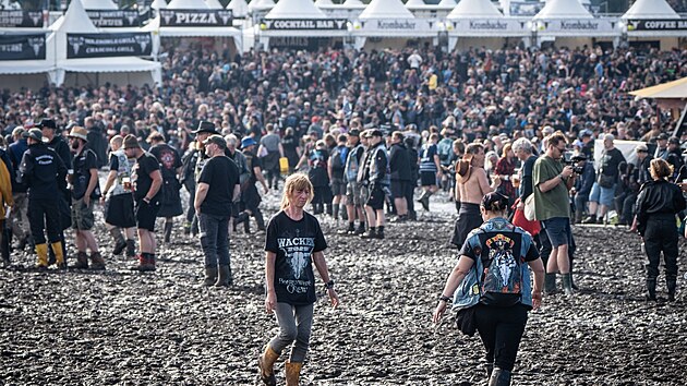 I pes nepze poas pily na festival Wacken Open Air desetitisce lid (31. ervence 2025)