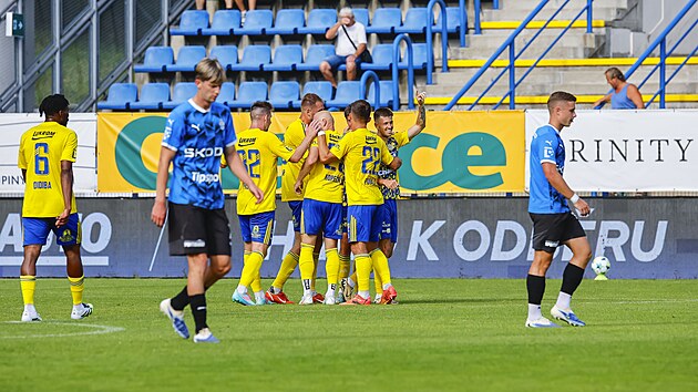 Fotbalisté Zlína slaví gól do sít� Mladé Boleslavi.