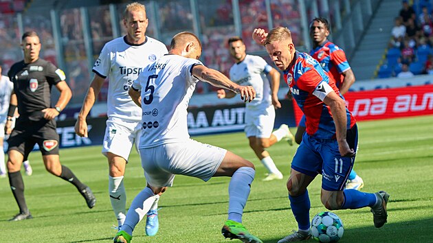 Filip Va�ko ze Slovácka a plze�ský Mat�j Vydra v souboji o balon.
