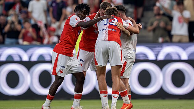 Fotbalisté Slavie se radují z gólu do sítě Teplic.