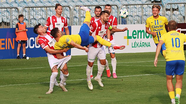 Opava Felix čjka makasla bitirmeye çalıştı.
