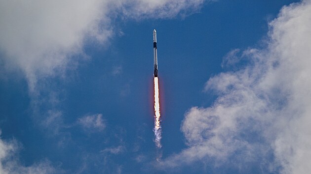 Raketa Falcon 9 spole�nosti SpaceX se �ty��lennou pos�dkou odstartovala z Kennedyho vesm�rn�ho st�ediska na Florid� k Mezin�rodn� vesm�rn� stanici. (1. srpna 2025)