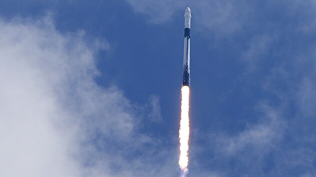 Raketa Falcon 9 spole�nosti SpaceX se �ty��lennou pos�dkou odstartovala z Kennedyho vesm�rn�ho st�ediska na Florid� k Mezin�rodn� vesm�rn� stanici. (1. srpna 2025)