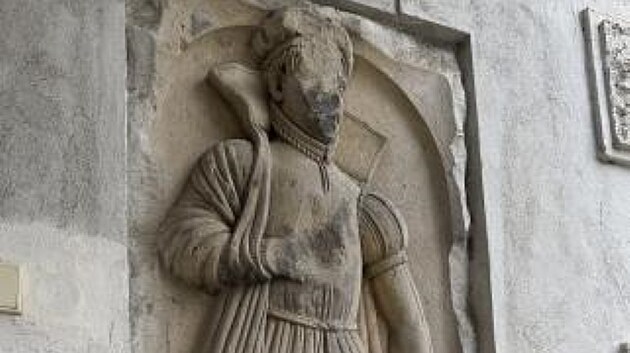 Secesn Sochova vila v Litovli adu let bez vyuit chtrala, te se to m zmnit. Na snmku jeden z renesannch nhrobk, kter se nachzej vedle vchodu.