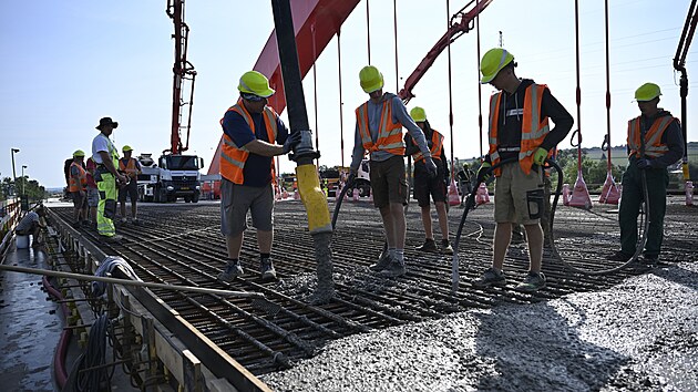 Stavba�i pou�ili na most v Napajedlech p�es 700 kub�k� betonu. Prvn� �idi�i se po n�m projedou je�t� letos v prosinci. (srpen 2025)