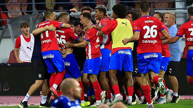 Fotbalisté Zbrojovky Brno slaví vít�zný gól v utkání s Táborskem.
